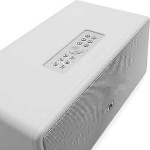 Biely inteligentný reproduktor Audio Pro Drumfire D-2 W, pohľad z troch štvrtín, s prednou mriežkou a ovládacími prvkami na hornej strane