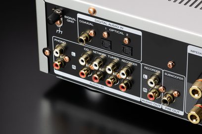 Bakpanelet på en svart Marantz PM6007 hi-fi stereoanlegg med analoge og digitale lydkontakter, sett forfra