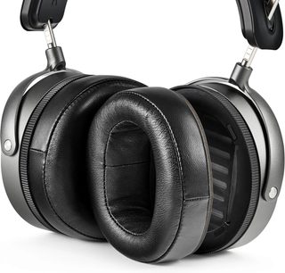 Audeze MM-520 Manny Marroquin mustat hi-fi-kuulokkeet, soikeat korvatyynyt ja avoimet kuulokekupit lähikuvassa