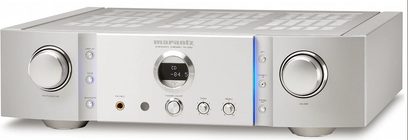 Marantz PM-15S2 stereo hi-fi forstærker set forfra, sølvfarvet front med knapper, drejeknapper og blåt digitalt display
