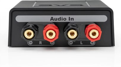 Príslušenstvo pre kábel SoundPath Speaker Level so 4 pozlátenými audio konektormi, 2 čiernymi a 2 červenými, pohľad spredu