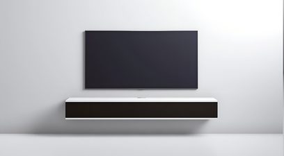 Vægmonteret audio-video-møbel Unnu Classic Series Model 13S i hvidt træ, glat sort front, centralt kabelgennemføring, set forfra