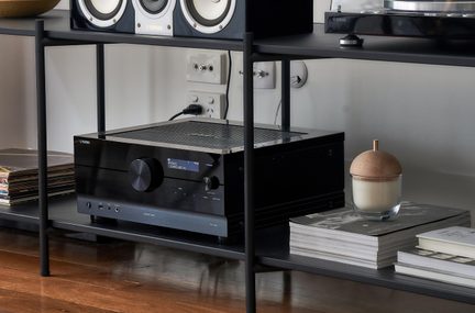 Schwarzer Yamaha-Heimkinoverstärker auf Metallregal, Hi-Fi-Anlage mit Lautsprechern und Plattenspieler