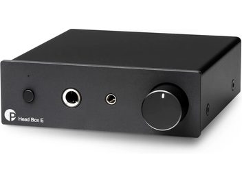 Pro-Ject Head Box E sort hovedtelefonforforstærker, set forfra i trekvart vinkel med volumenknap og hovedtelefonudgange på fronten