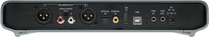Convertor audio DAC Volumio Préciso din aluminiu gri satinat cu panou spate negru, vedere din spate ce arată două ieșiri XLR simetrice stânga și dreapta, ieșiri RCA, intrări optice Toslink, coaxiale și I2S HDMI, port USB-B, două prize trigger de 3,5 mm și priză de alimentare 5 V