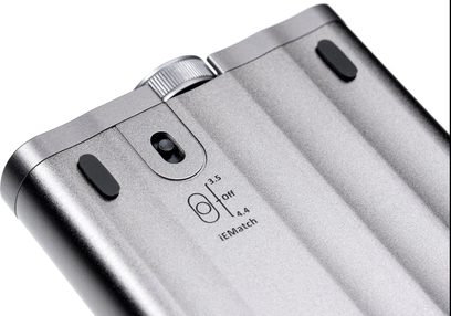 Metal gövdeye sahip taşınabilir ses dönüştürücü, kademeli kadran, iEMatch anahtarı, 3,5 mm ve 4,4 mm konektörler, açılı görünüm