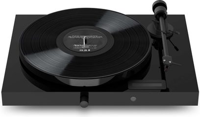 Hi-fi platespiller Pro-Ject Juke Box E1 med svart, sirkulært tallerken, rett tonearm, pickup og frontmontert knapp