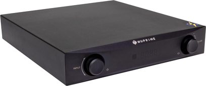 Amplificator hi-fi Nuprime IDA-9 negru, carcasă metalică mată, două butoane Input și Volume, ecran central, vedere din trei sferturi față