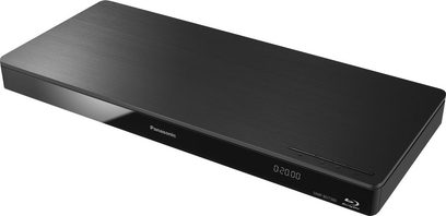 Panasonic DMP-BDT360 4K Blu-ray-afspiller i sort, set forfra i let frøperspektiv, digitalt display på forsiden
