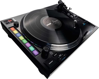 Melna Reloop RP 8000 MK2 hi-fi vinila atskaņotāja augšējais skats, nedaudz no sāniem. Redzams ripziede, toneris, vadības elementi un krāsaini padi