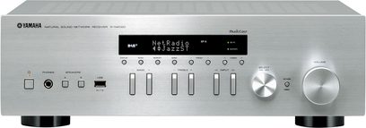 Yamaha R-N402D sølvfarvet lydmodtager, børstet aluminiumsfacade, LCD-display, forudindstillede knapper og indgangsvælger