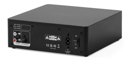 Zwart metalen audiobehuizing, driekwart achteraanzicht, RCA L/R- en optische uitgangen, IEC-aansluiting, aan/uit-schakelaar