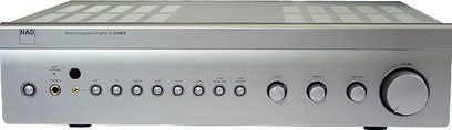 Ampli hi-fi stéréo NAD C326BEE CT titane, face avant, vue de dessus. Façade gris métallisé avec boutons et prises