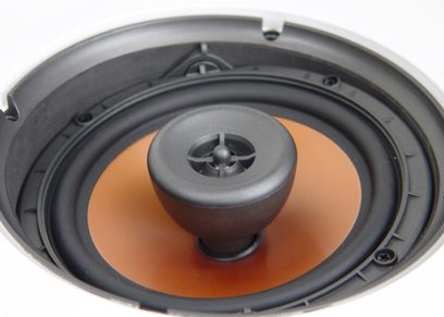 Klipsch CDT-3650-C indbygget højttaler, tæt forfra, mørkegrå centralhøjttaler i rund orange ramme