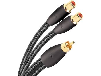 Tři černé audio RCA kabely se zlacenými konektory, dva samec a jedna samice, značky Audioquest