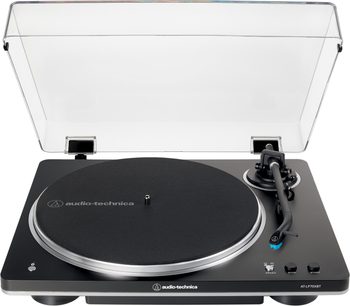 AT-LP70XBT sort, set fra oven, sort cirkulær pladespiller, tonearm til højre, gennemsigtigt låg løftet