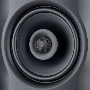 Fluid Audio FX80 overvåkingshøyttaler, nærbilde forfra av den sirkulære svarte høyttaleren med heksagonal metallgrill i midten