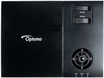 Optoma EP761 sort videoprojektor, set forfra, med logo, kontrolknapper og ventilationsgitre