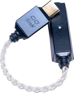 Taşınabilir DAC iFi Audio GO Link 2 siyah, kısa gümüş örgülü kablo ve yakın planda altın renkli metal konnektör