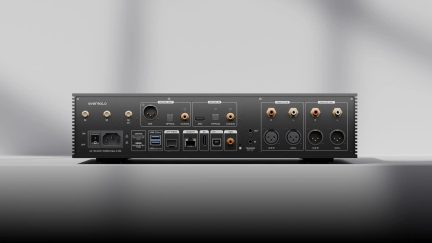 Leitor de rede Eversolo DMP-A8 preto, vista traseira com entradas e saídas de áudio RCA XLR, HDMI e Ethernet