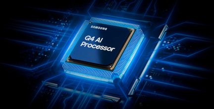 Mørkeblå, rektangulær processor omgivet af en gylden metalramme, hvid tekst "Samsung Q4 AI Processor" på overfladen, installeret på et mørkt printkort med lysende blå ledningsbaner, set i fugleperspektiv
