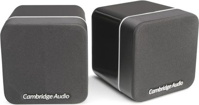Cambridge Audio Minx Min10 kompakte højttalere i sort, set forfra, fra siden og bagfra, kubisk form med afrundede hjørner