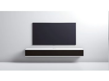 Duvara monte Unnu Classic Series Model 13S beyaz ahşap AV mobilyası, düz siyah ön panel, ortada kablo geçişi, önden görünüm
