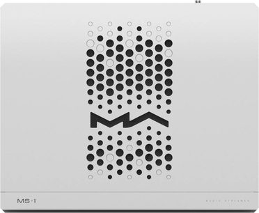 Matrix Audio MS‑1 -verkkolaite, hopeanvärinen hiekkapuhallettu alumiinikotelo, ylhäältä katsottuna, keskellä pyöreistä rei’istä muodostuva ”MA”-logo, alareunassa silkkipainetut merkinnät ”MS·1” ja ”MUSIC STREAMER”