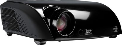 Optoma EP1080 sort videoprojektor, set lidt fra siden forfra, decentreret linse med sølvfarvet ring