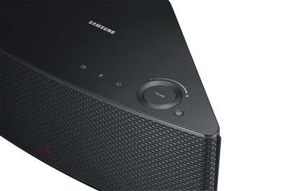 Trådløs, tilsluttet Samsung WAM550 højttaler i sort, nærbillede forfra, kontrolknapper på toppen