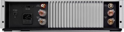 Nuforce STA-200 sølvfarvet effektforstærker, frontpanel med lydstik og kontroller, set forfra