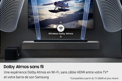 Soundbar Samsung HW-QS710F 2025 nera con griglia metallica, formato rettangolare sottile, vista frontale su mensola