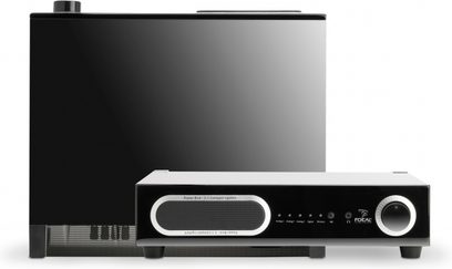 Hi-fi stereo zesilovač Focal Power Bird černý, pohled zepředu, s černým čelním panelem, tlačítky a displejem, umístěný na černém podstavci