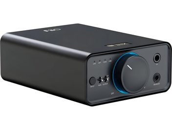 FiiO K7 hodetelefonforsterker i svart aluminium, kompakt rektangulært kabinett sett i trekvart vinkel forfra fra høyre, frontpanel utstyrt med en stor blått belyst volumkontroll, inngangs-LED, to minibrytere og to stablede hodetelefonutganger