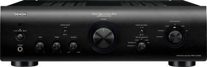 Denon PMA-1510AE stereo hi-fi forstærker, set forfra, sort front med sølvfarvede knapper og drejeknapper, central display