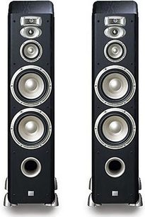 Dvi juodos JBL Studio L890 kolonėlės, matomos iš priekio, su matomais garsiakalbiais ir aukštųjų dažnių garsiakalbiais
