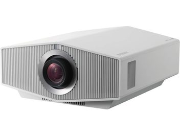 Sony BRAVIA Projektor 8 (VPL-XW6100ES) hvid, set fra vinkel, rektangulært kabinet, central linse, glat overflade