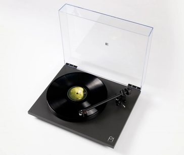 Platan vinil hi-fi Rega Planar 1 Plus negru mat, vedere de sus, capac transparent ridicat, disc vinil negru pe platou