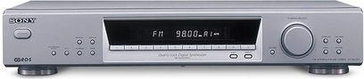 Sony ST-SE370 tuner i sølvgrå, frontpanel med LCD-skærm, knapper og drejeknapper, hovedtelefonstik og antenne