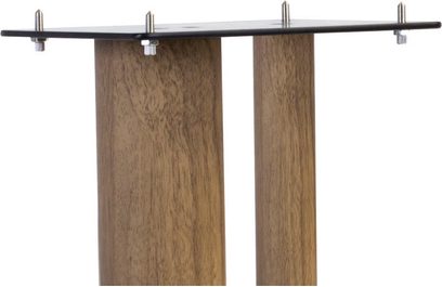 Поставка за тонколона Norstone Design Stylum 3 дъб, черно/дъбово покритие, изглед отпред, 2 вертикални тъмнодървени колони, черна метална напречна греда