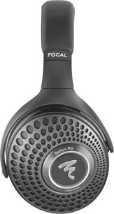 Auriculares hi-fi Focal Bathys MG grises, vista de perfil con auricular de motivo circular perforado y logotipo central
