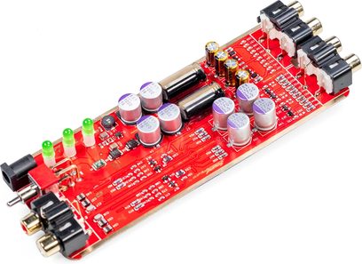 Phono-forforstærker iPhono3 micro Black Label, rødt printkort, cylindriske kondensatorer, guldbelagte RCA-stik, grønne LED'er