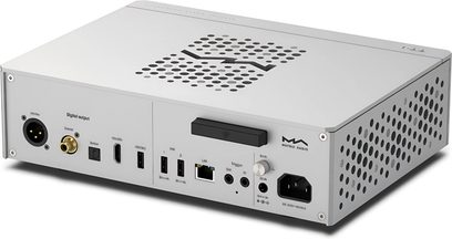 Ψηφιακός μεταφορέας Matrix Audio TT‑1 σε ασημί αλουμίνιο, πίσω τριών τετάρτων όψη, αεραγωγοί με μοτίβο βέλους στο επάνω μέρος και διάτρητα πλαϊνά πάνελ, πλήρης πίσω συνδεσιμότητα που περιλαμβάνει XLR, RCA coaxial, οπτική, HDMI/I2S, USB, Ethernet RJ45 και υποδοχή ρεύματος IEC