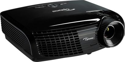Optoma HD23 sort videoprojektor, set forfra, rektangulær form, sort gitter, decentreret linse, knapper på toppen