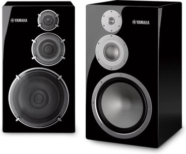 To Yamaha NS-5000 boghyldehøjttalere i sort lak, blank front; den ene uden front, den anden med metalgitre foran