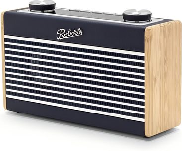 Radio da tavolo Roberts Rambler Uno blu navy, frontale con lamelle orizzontali, fianchi in legno chiaro e due grandi pulsanti metallici sulla parte superiore, vista da tre quarti anteriore destro