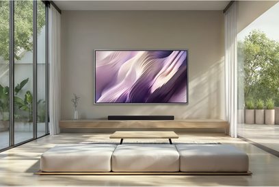 Nástěnný plochý televizor Samsung TQ83S99H 2026, tenký černý rámeček, pohled zepředu v moderním světlém obývacím pokoji