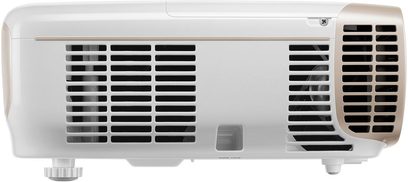 Bílý projektor Benq W2000, pohled zepředu, černé ventilační mřížky, posunutý objektiv, tlačítka na horní straně