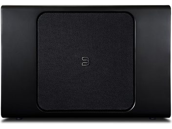 Subwoofer BlueSound PULSE SUB+ matně černý, přední strana, černá textilní mřížka, stříbrné logo "B" uprostřed