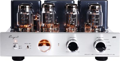 Amplificatore integrato stereo a valvole Cayin MT50 Plus KT88 argento, chassis in metallo spazzolato visto frontalmente, quattro grandi valvole KT88 e tre piccole valvole illuminate davanti a tre coperture nere dei trasformatori, pannello frontale argentato con spia luminosa rotonda arancione, interruttore a levetta e due grandi manopole nere con bordo in alluminio